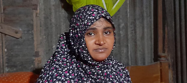 शफीकुल इस्लाम की मां रीमा अख्तर अपने बेटे के खोने का दुख मना रही हैं। कल रात, सेंट्रल नोआखली के चटखिल के मध्य बादलकोट गांव में,